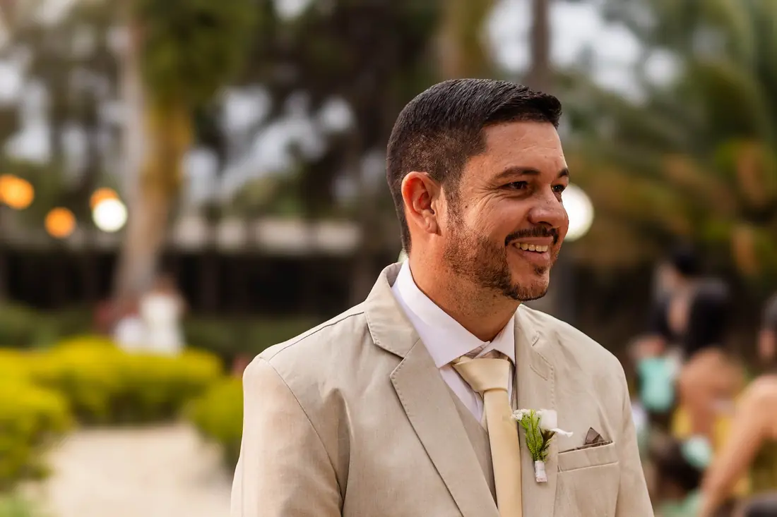 Renato sorrindo à espera da noiva