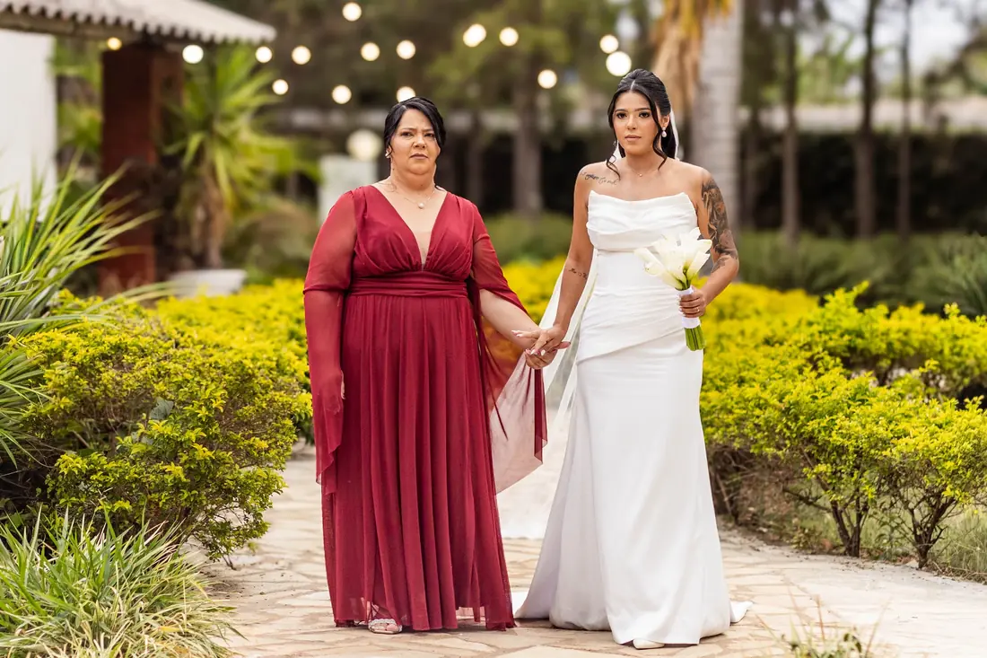 Thamires entrando com a mãe