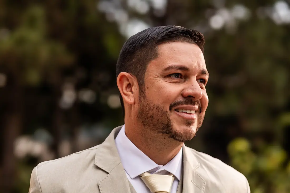 Renato sorrindo, emocionado