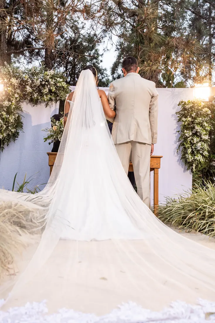 O véu longo de Thamires no altar