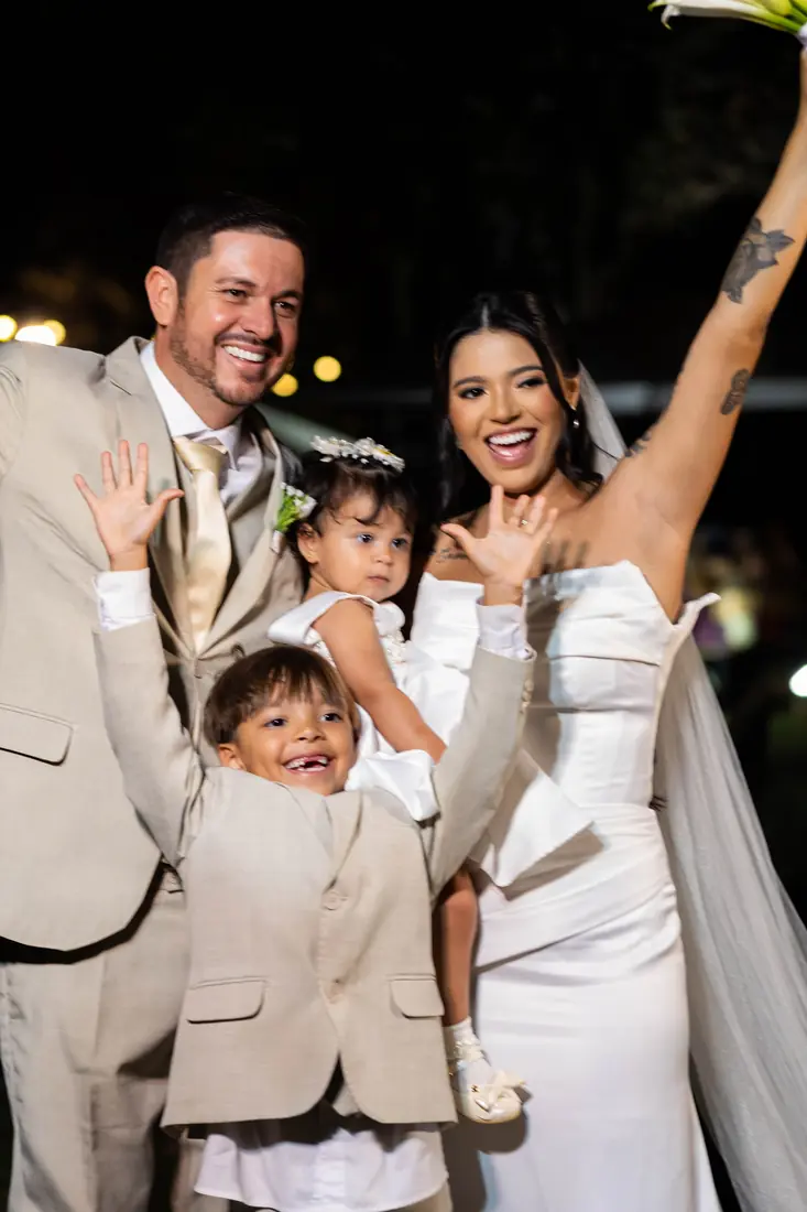A família comemorando