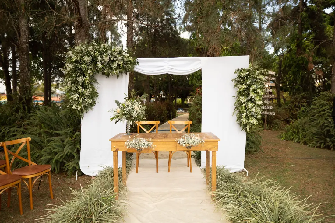 O altar ao ar livre com tecido branco e flores