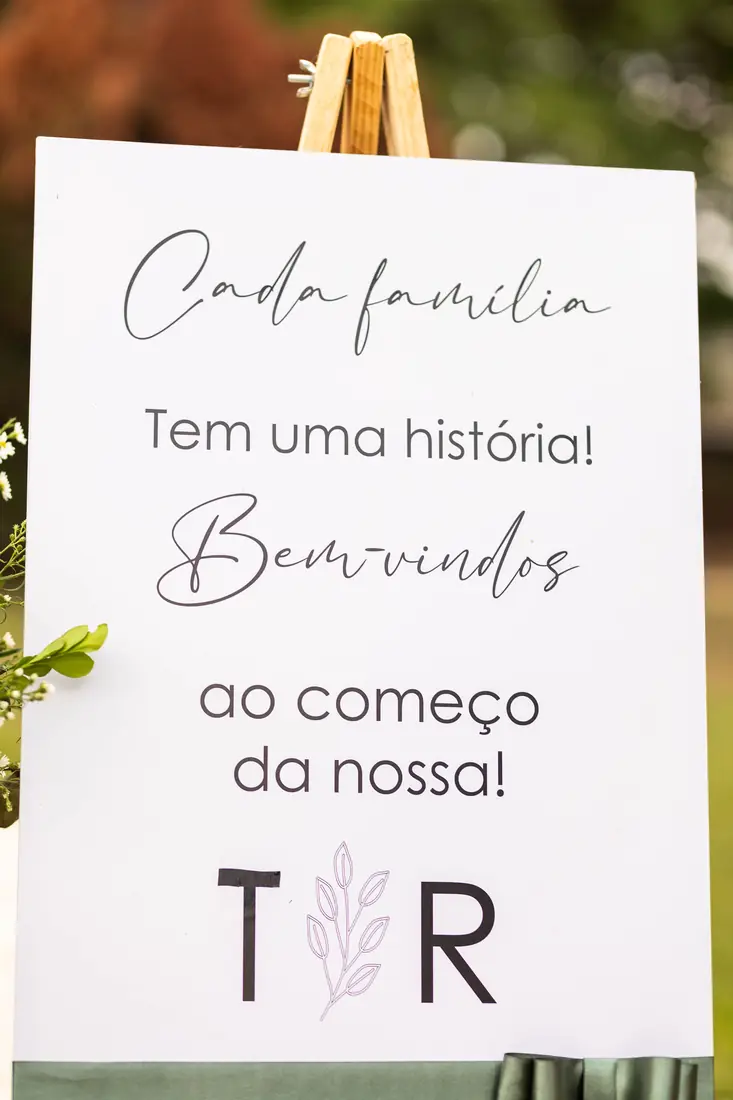 Placa de boas-vindas com as iniciais T e R