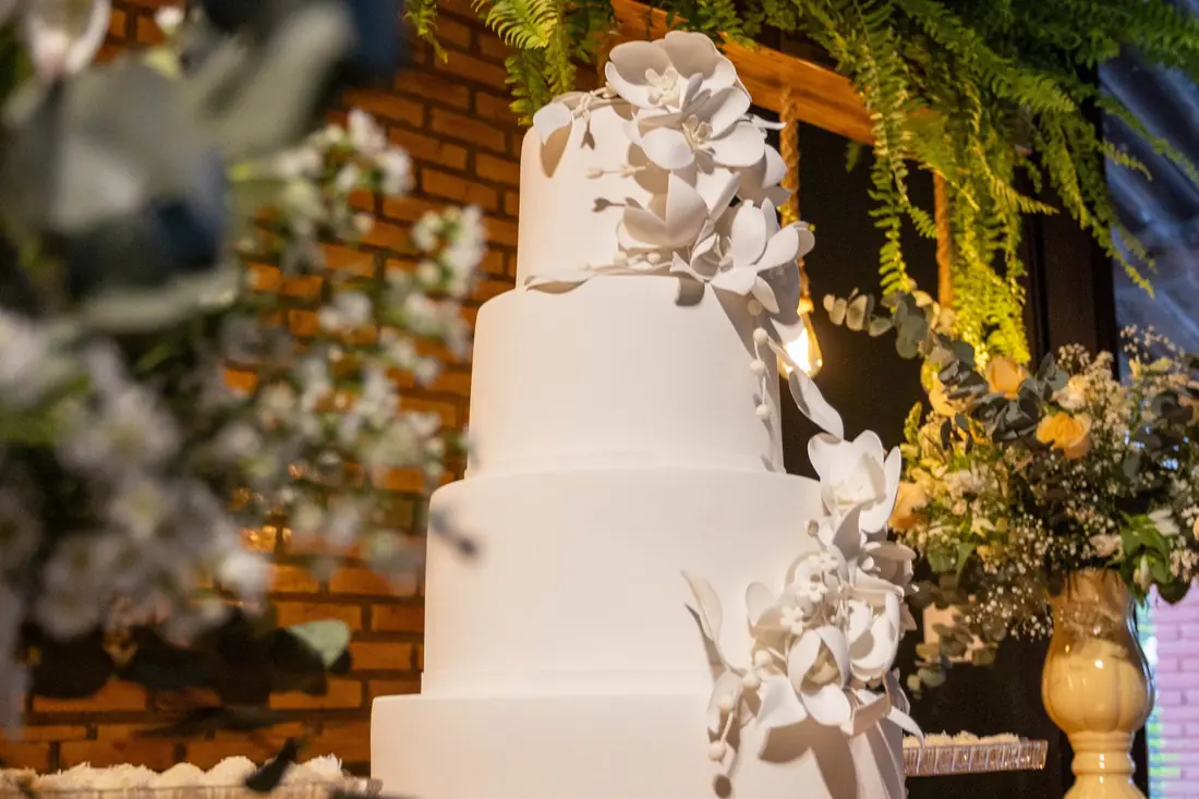 Bolo branco com flores de açúcar