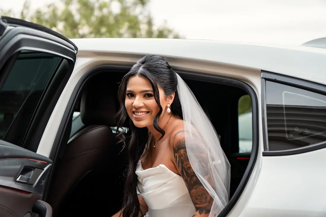 Thamires sorrindo dentro do carro ao chegar